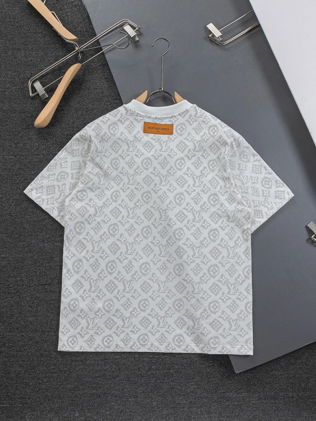 🅿️200 Louis Vuitton 1V LV micro-wide version S-XL LV 26ss new products are available at the counter simultaneously. Multiple craftsmanship, full jacquard presbyopia letter logo printing, round neck short-sleeved T-shirt, same style for men and women! Consigned to one-to-one creation. Synchronized with the official website, pure cotton fabrics at the counter! It is close to the skin and comfortable, durable and easy to wear. It has a classic and simple logo design and meticulous original craftsmanship. Short-sleeves, a must-have item for men, do not appear to be the same for the general public, but must be unique and eye-catching. This LV short-sleeve is all about quality, comfort, the same shape and fashion as always, including fabrics and cutting techniques. All of them have been made with great effort! 320 grams of washed pure cotton fabric, pure cotton is breathable, very refreshing and comfortable for daily wear. The rib knitting on the neckline is smooth and tight, and the neckline will not be skewed if you toss it at will. The loose version, you will find that it looks really good on the upper body. The overall is minimalist and neat, super versatile for daily use! Pair it casually with a pair of pants for a youthful look. A T-shirt will make your outfit crazy. It is a fashionable item that can never go wrong! Color: Black White Size: S-XL Size chart: S: Shoulder width 50-Bust 56-Length 70 M: Shoulder width 52-Bust 57-Length 72 L: Shoulder width 54-Bust 59-Length 74 XL: Shoulder width 56-Bust 62-Length 76